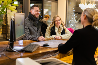  Friendly Staff, Happy Guests: Why Service Quality is Key to More Bookings